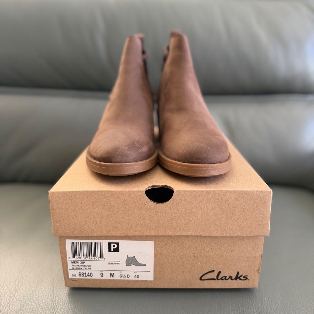 Clarks Memi Zip Taupe Nubuck Leather Ankle Booties Croc Embossed Heel 9 M